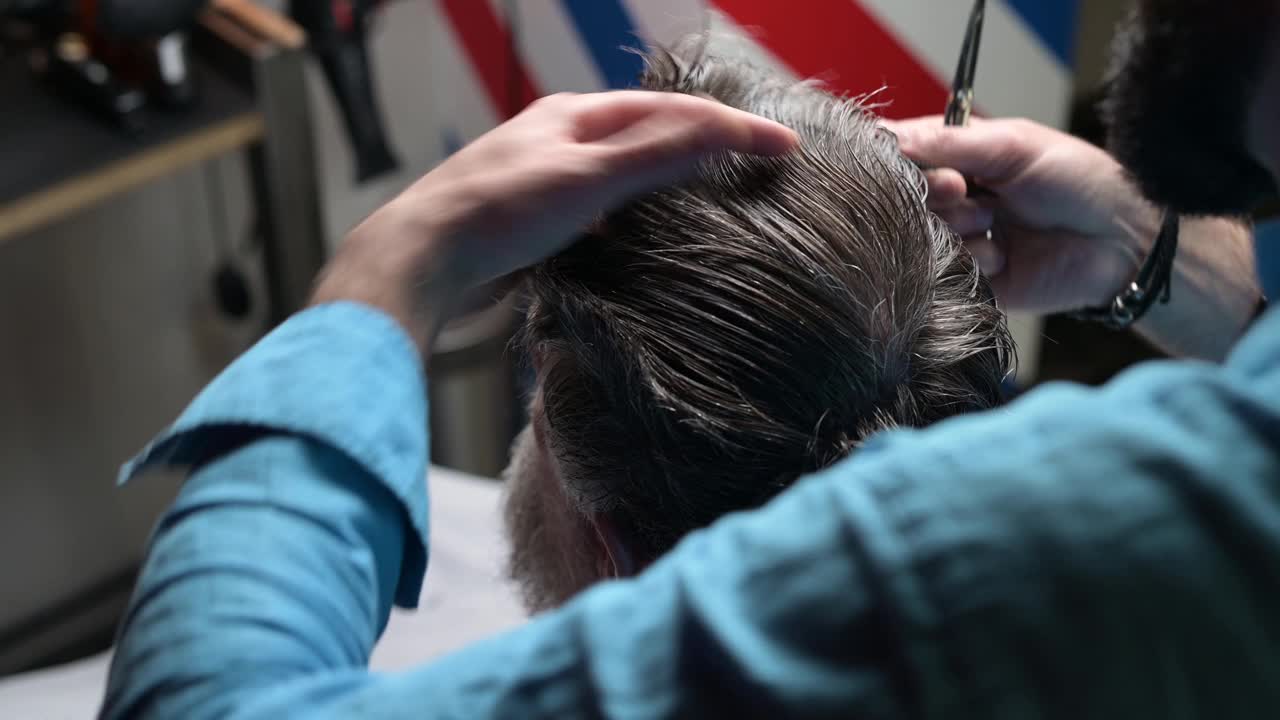 客户的白头发正在由专业理发师处理视频素材