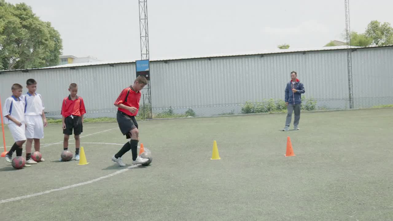 男孩踢足球，视频素材
