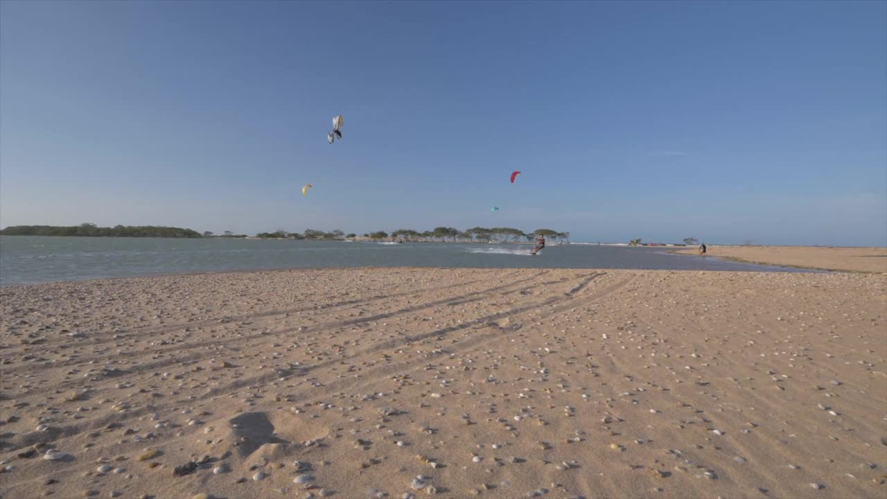 风筝滑板上的男子在海滩附近的一个风筝滑板上。视频素材