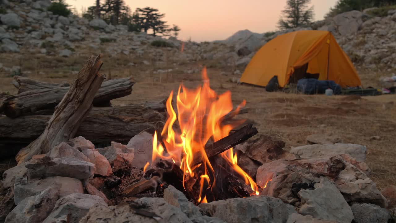 山中旅游营地篝火熊熊燃烧。视频素材