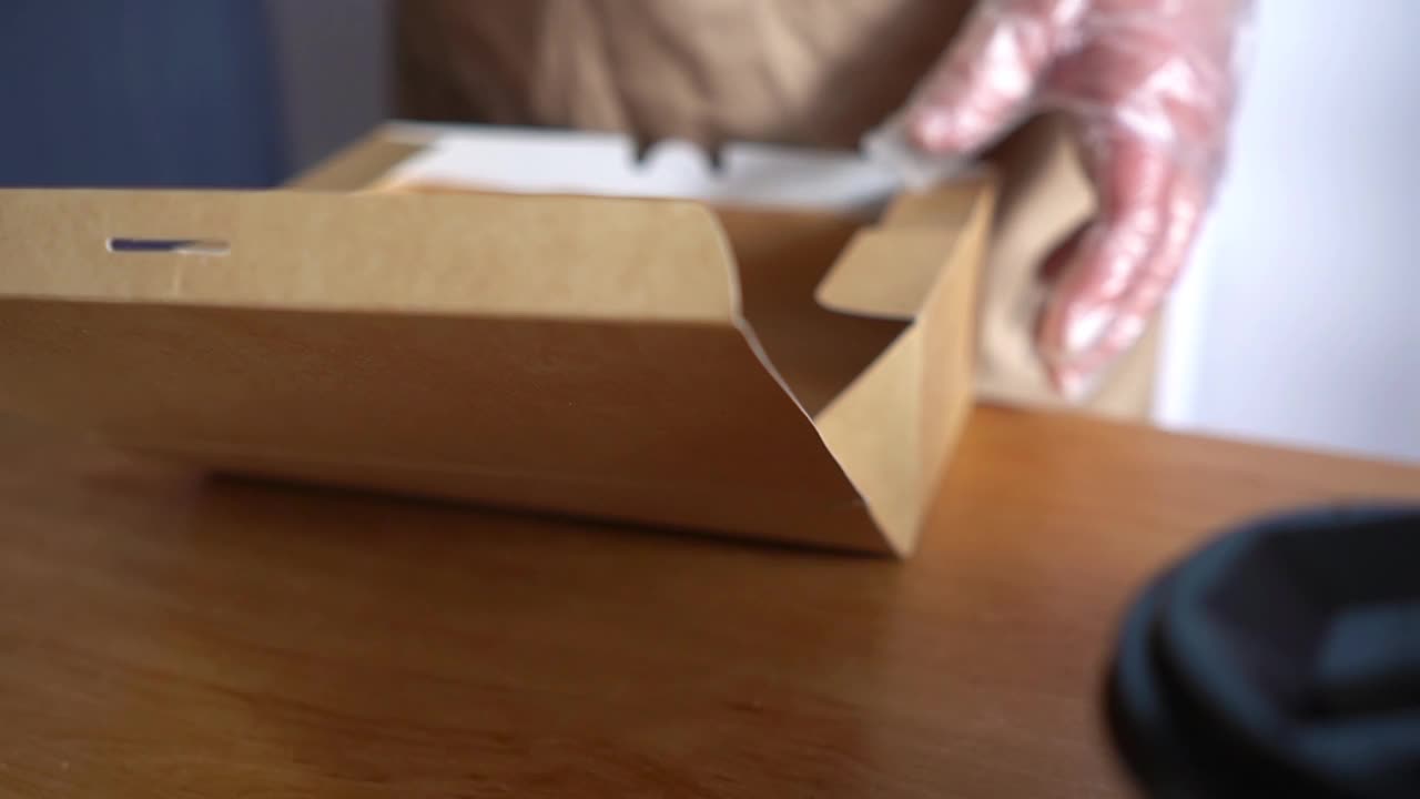 服务员把牛角面包装进纸盒里视频下载