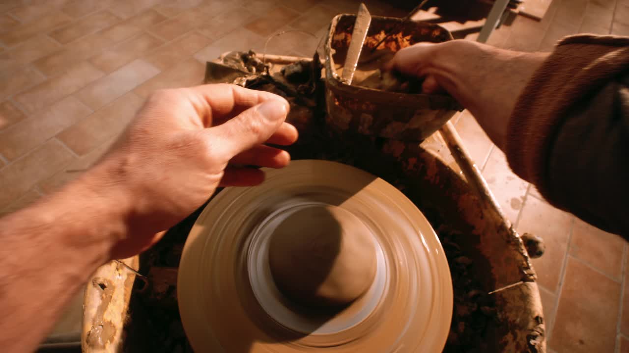 男陶工在陶工轮上定心陶土视频素材