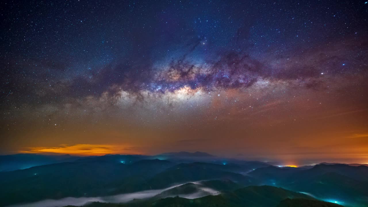 在泰国Yala的Gunung siilipat山，银河系和日出的4K时间间隔视频下载