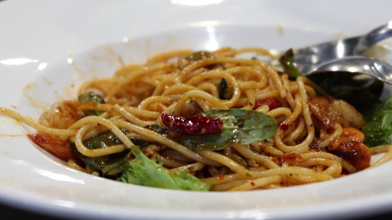 海鲜意大利面是在饭店用叉子卷着吃的视频素材