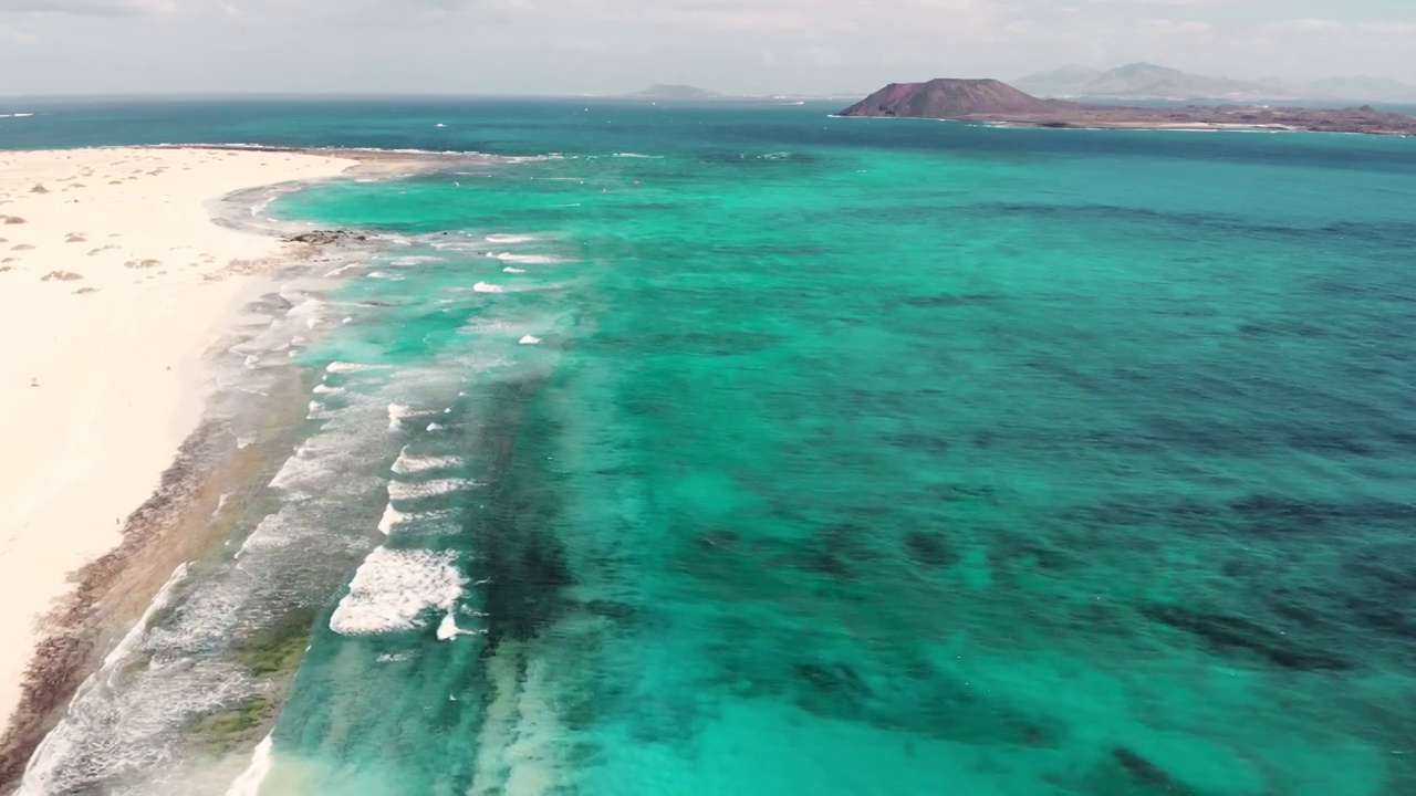 无人机拍摄的富埃特文图拉岛的天堂海滩和绿松石般的海水。西班牙。天堂乐园和富埃特文图拉岛的花园。视频下载