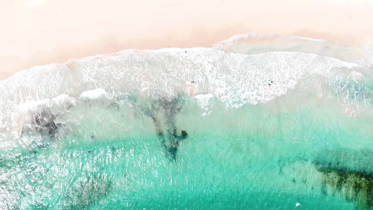 鸟瞰图天堂海滩与绿松石水与破浪在富埃特文图拉岛。西班牙。天堂乐园和富埃特文图拉岛的花园。视频下载