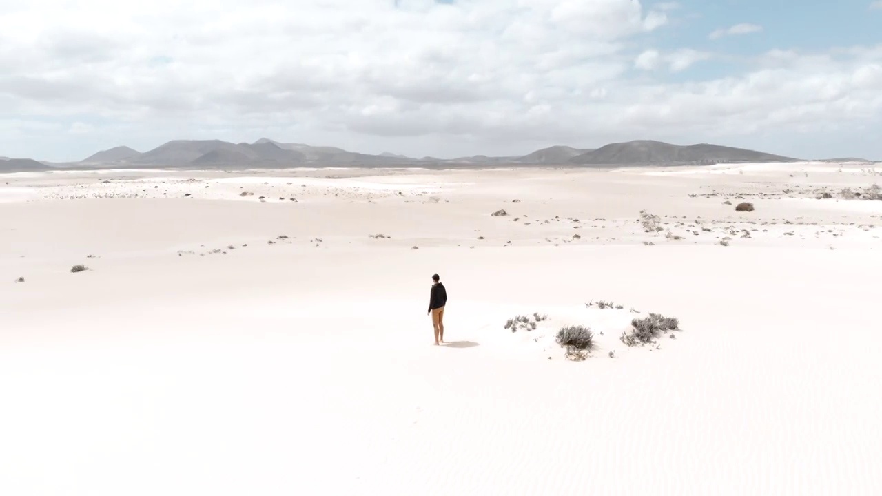 一名男子在富埃特文图拉岛的沙丘沙漠中独自沉思。西班牙。视频素材