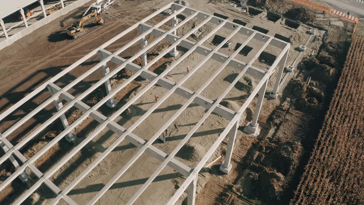 高空建筑工人在建筑工地工作视频素材