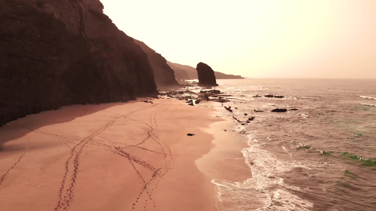 日落时分，富埃特文图拉岛狂野海岸的无人机镜头。西班牙。视频素材
