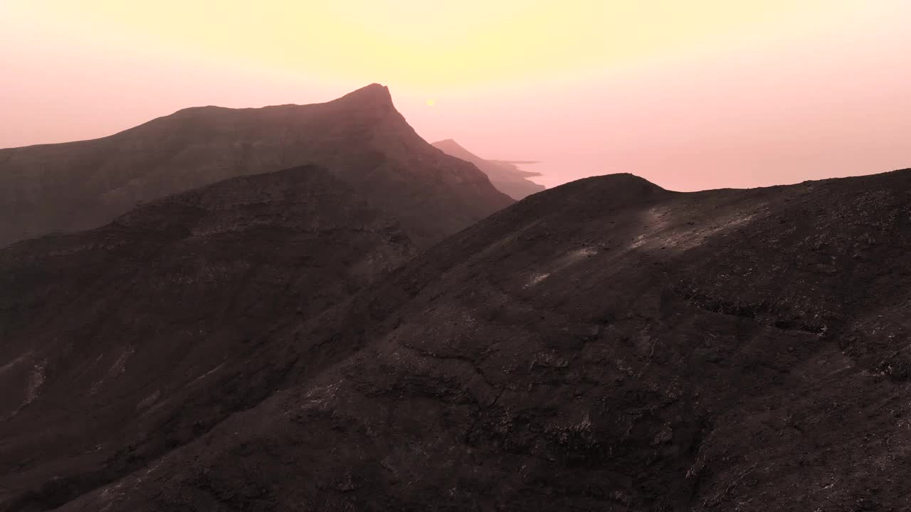 无人机拍摄的日落时分富埃特文图拉的野生海岸和火山景观。西班牙。视频素材