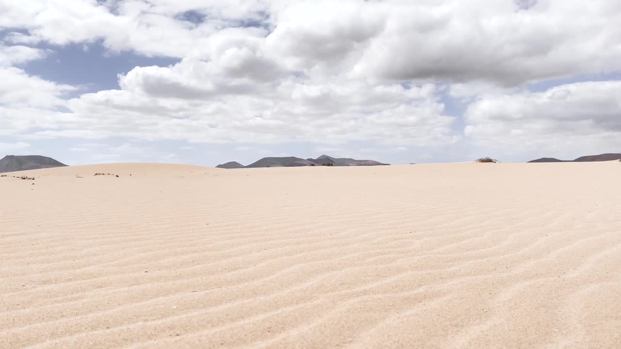 赤脚走在西班牙富埃特文图拉岛的白色沙丘上。视频素材