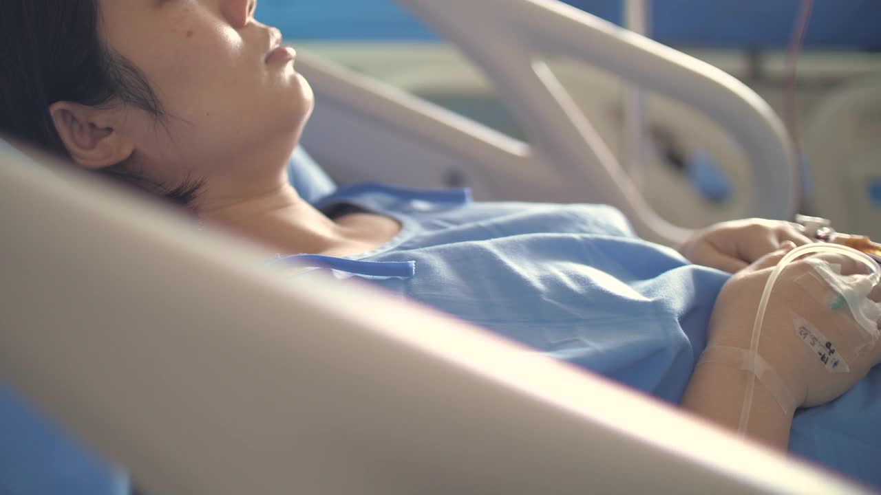女性患者手术后在医院康复视频素材