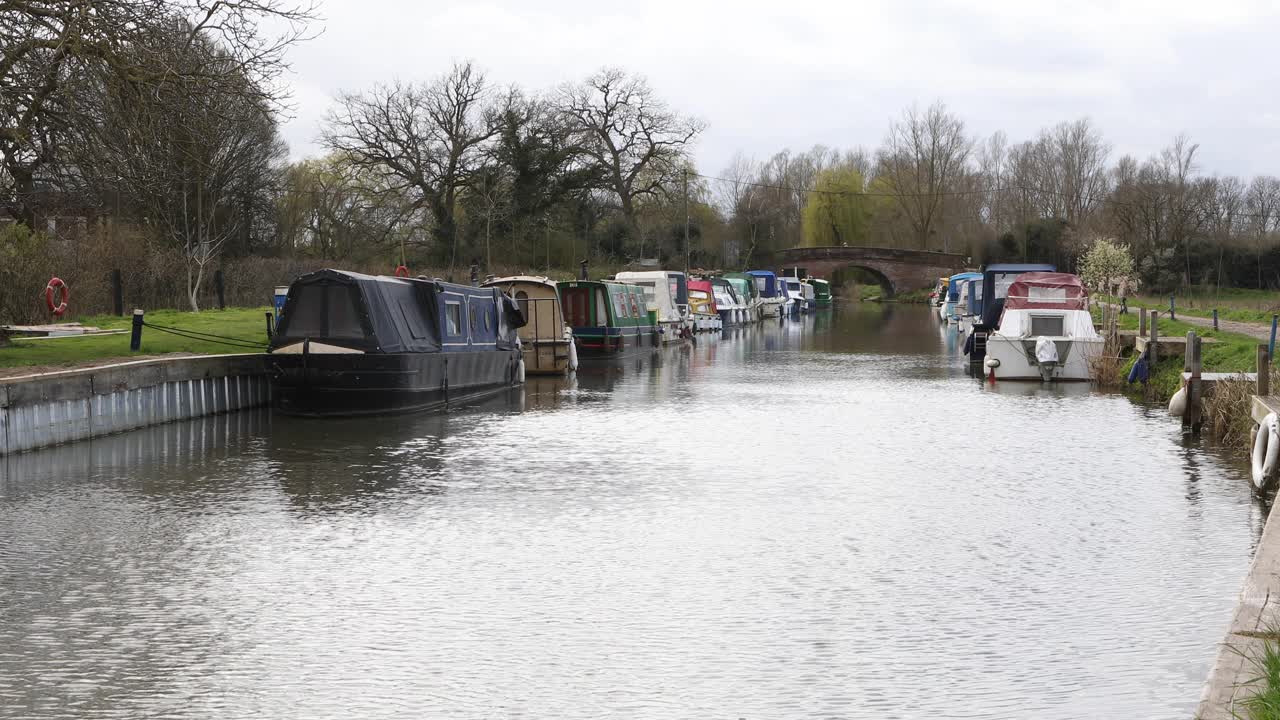 小船停泊在英国乡村的一条运河边视频下载