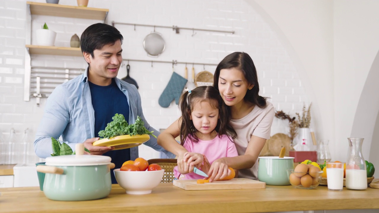 幸福的家庭在厨房一起做饭视频素材