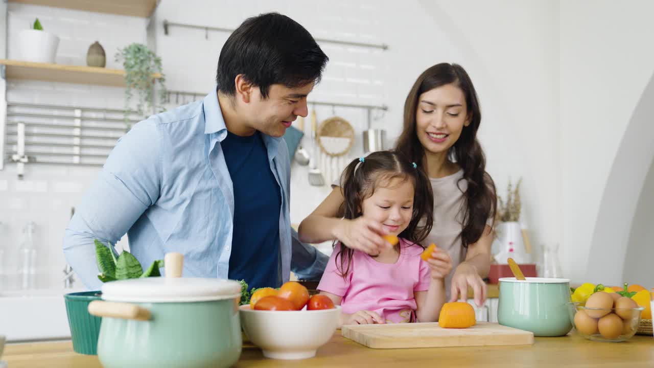幸福的家庭在厨房一起做饭视频素材