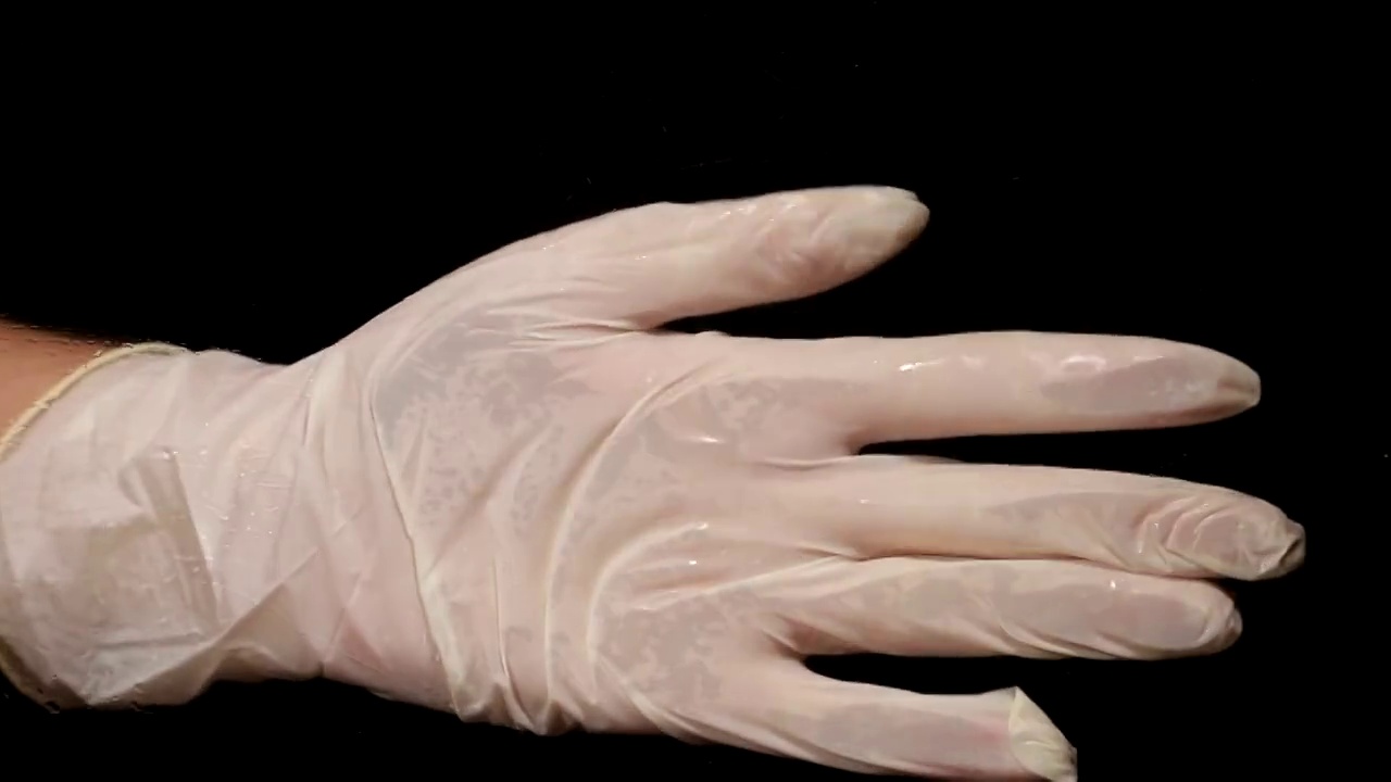 戴手套的妇女用清洁剂和擦窗布向清洁工喷洒清洁剂视频素材