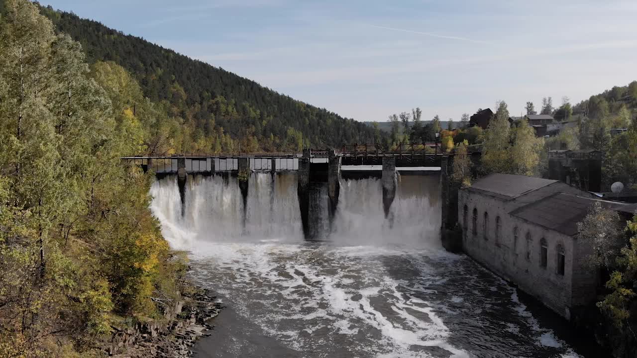 水电大坝有流水通过闸门，无人机鸟瞰图视频素材