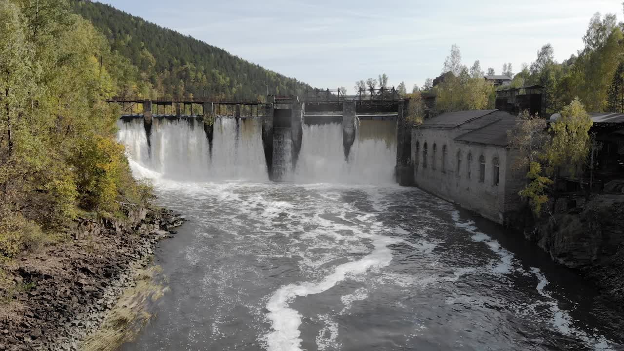 水流通过闸门的水坝。水电站，鸟瞰图视频素材