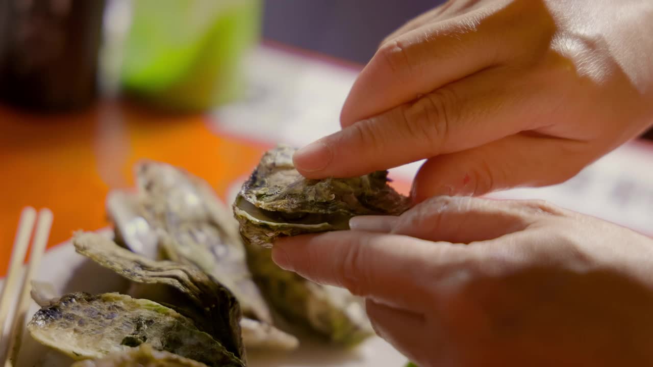 吃牡蛎的特写视频素材