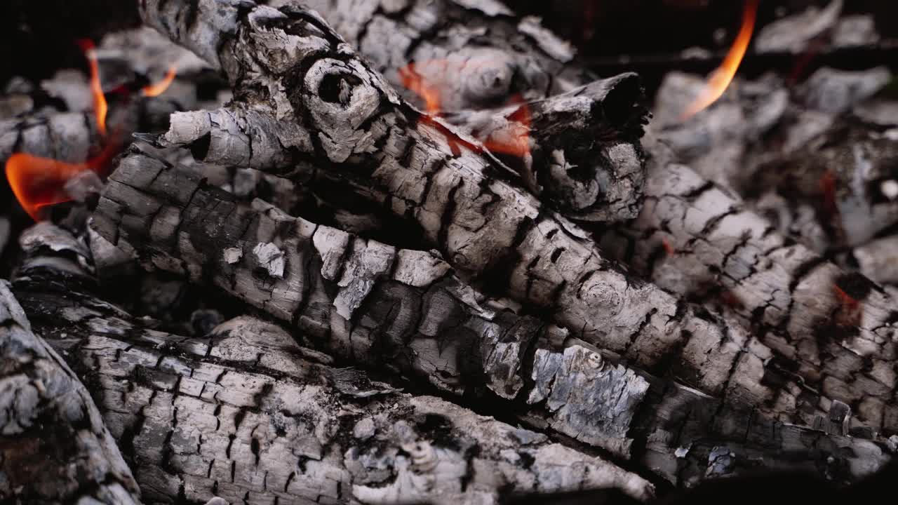 大自然的火焰。近距离燃烧的煤炭在烧烤架视频下载