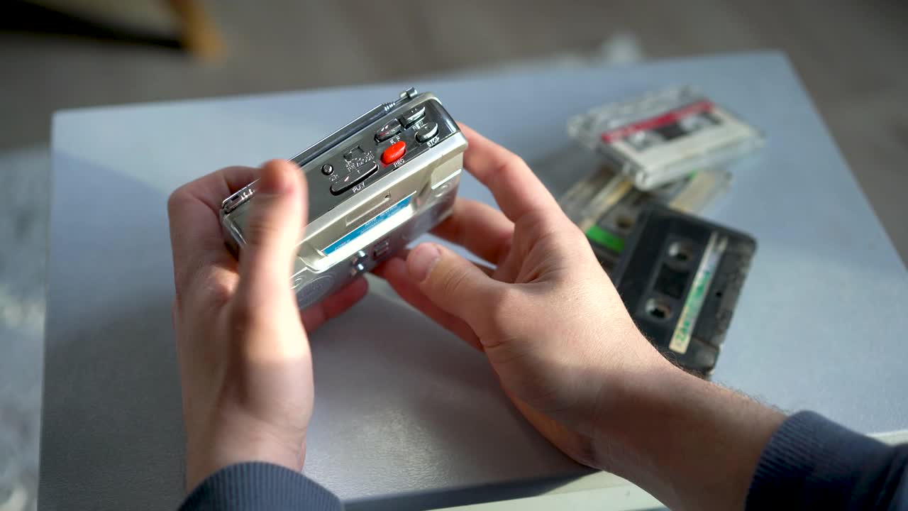 复古个人盒式磁带播放器和录音机与AM/FM收音机和扬声器- 4K复古视频视频素材