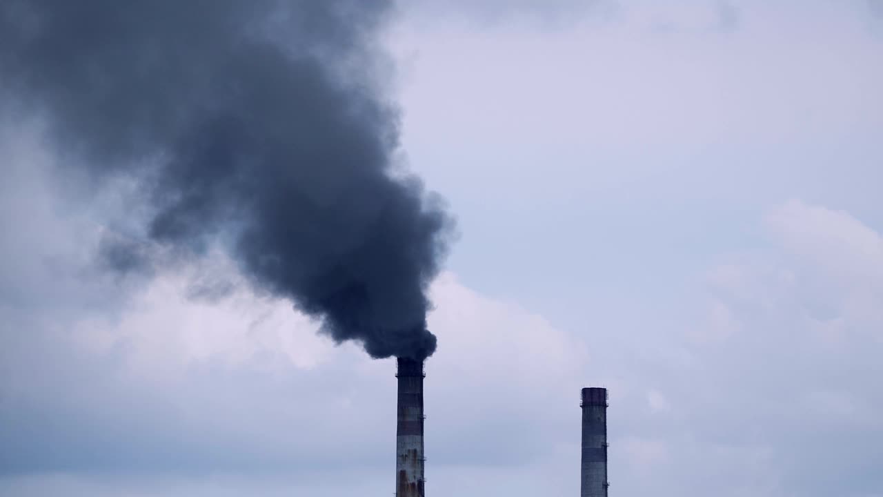 工厂管道污染空气。工厂从管道排放烟雾视频素材