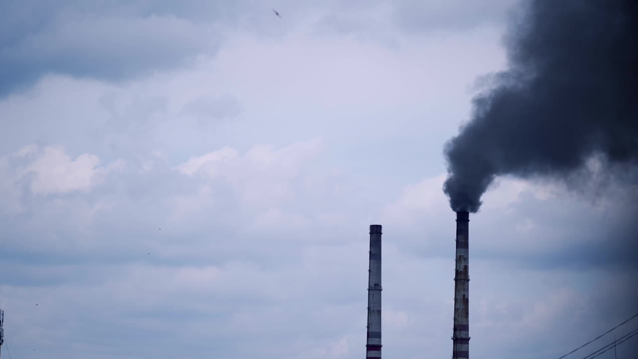 工业烟囱冒出的烟。主烟囱向天空排烟的工厂视频素材