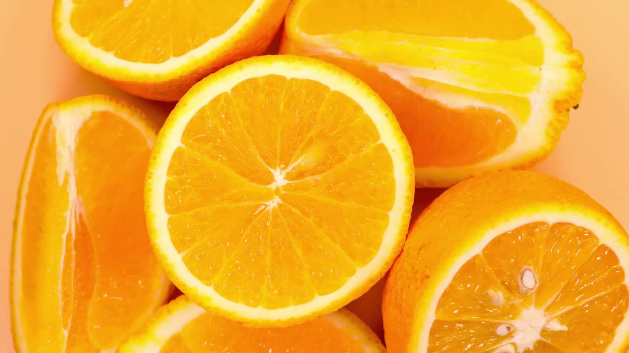 橙子片旋转。新鲜的柑橘类水果近距离接触。超级慢动作视频素材