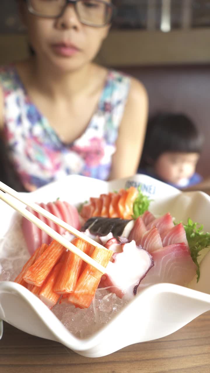 快乐儿童餐，母亲和儿子喜欢一起在日本餐厅吃饭视频素材