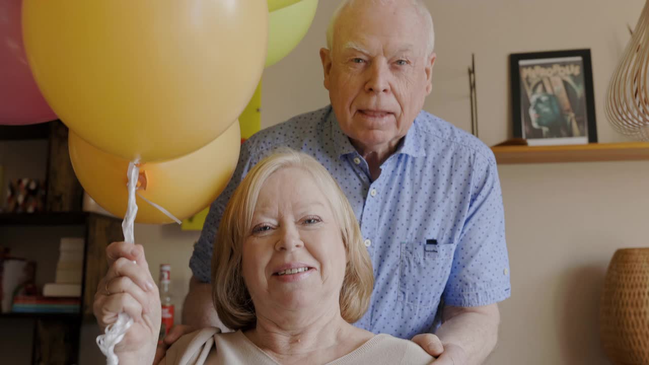 爱的夫妇在家里与气球接种疫苗后视频素材