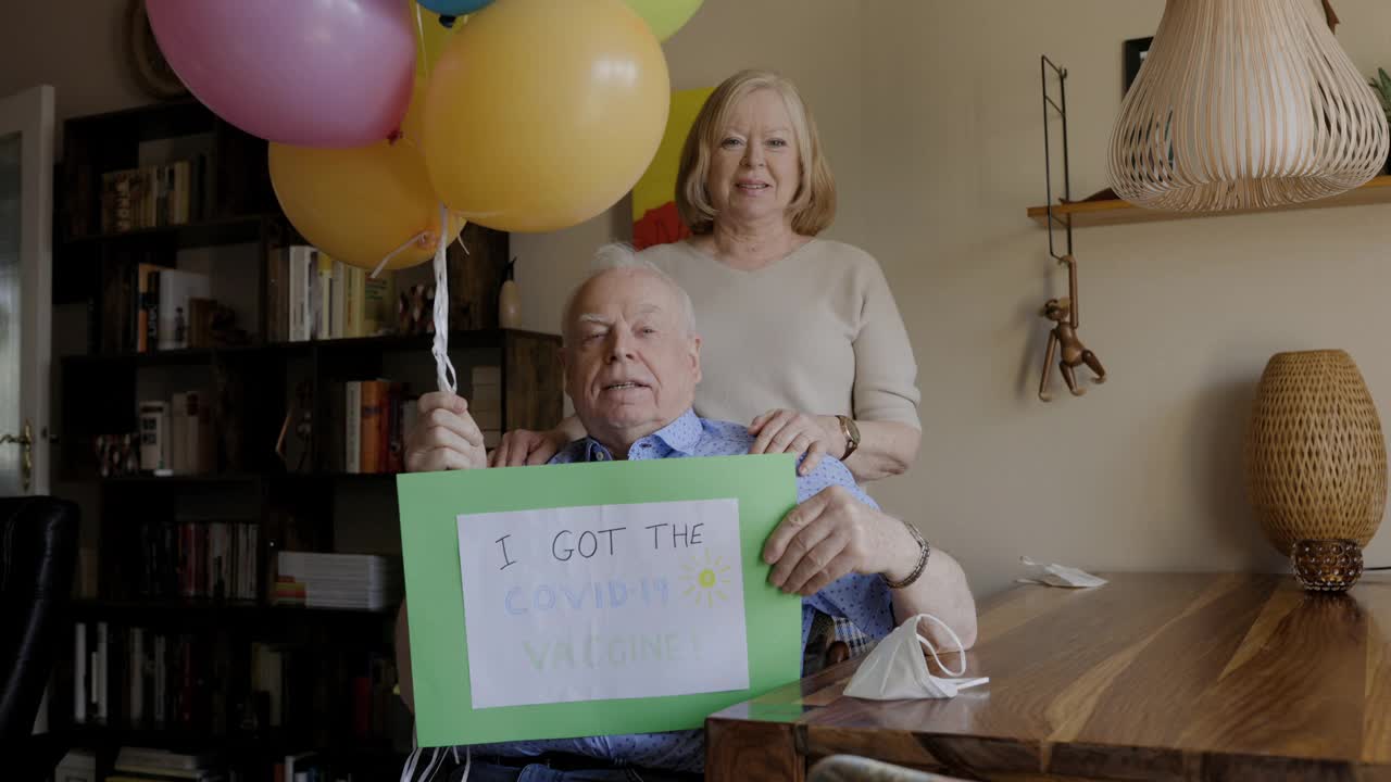 一对老年夫妇在家接种疫苗后看起来很高兴视频下载