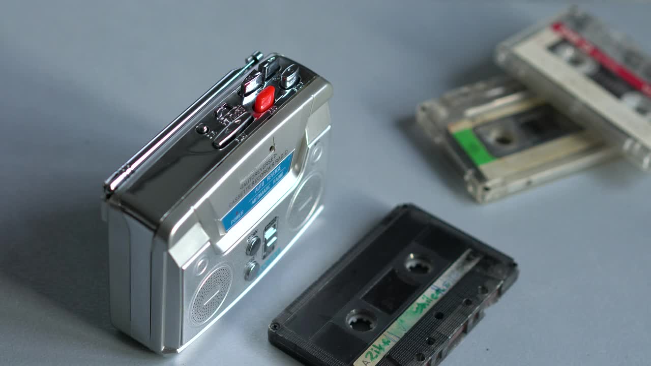 复古个人盒式磁带播放器和录音机与AM/FM收音机和扬声器- 4K复古视频视频素材
