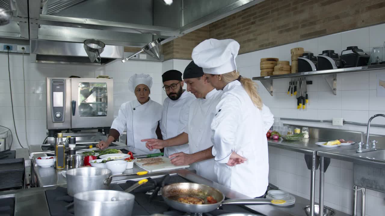 一群拉丁美洲厨师参加烹饪课程，关注厨师准备食物视频素材