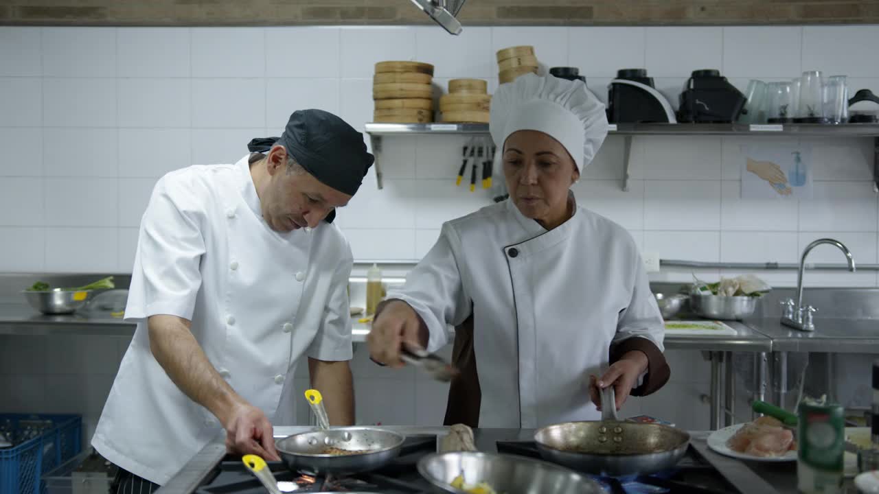 拉丁美洲厨师团队在餐厅做饭，所有工作都非常专注视频素材