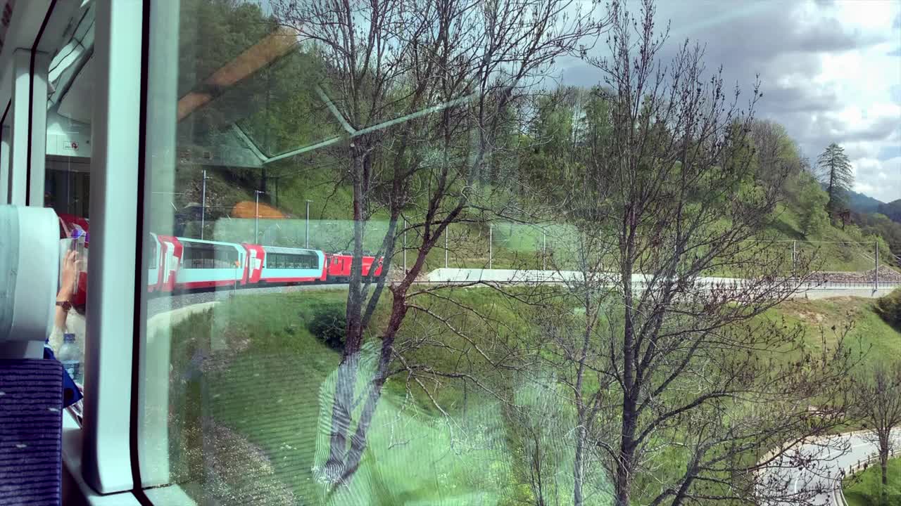 风景优美的火车在瑞士的冰川快车视频素材