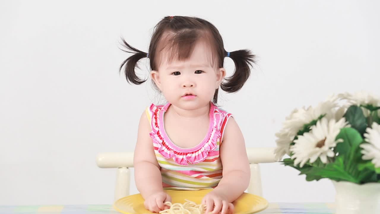 可爱的亚洲小女孩吃意大利面视频下载