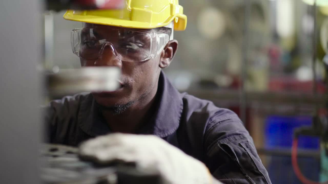 工厂工人戴着安全帽在金属钢上工作视频素材