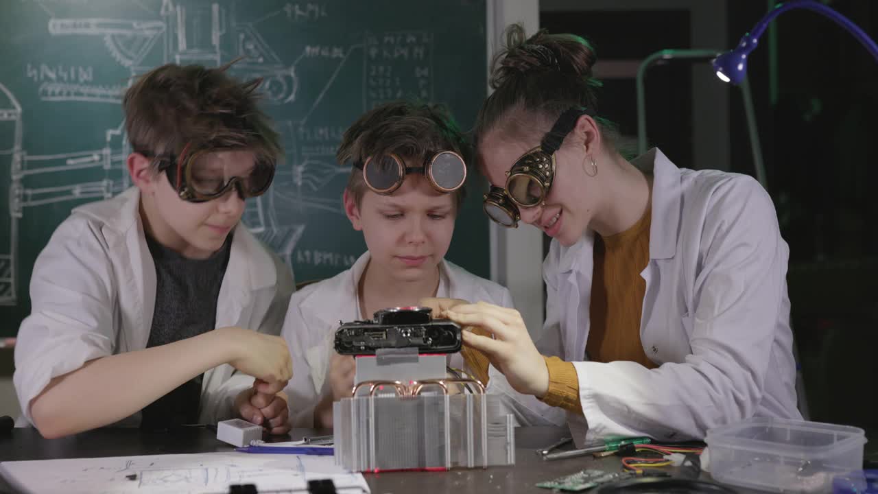 三个年轻的发明家正在制造一个神秘的装置视频下载