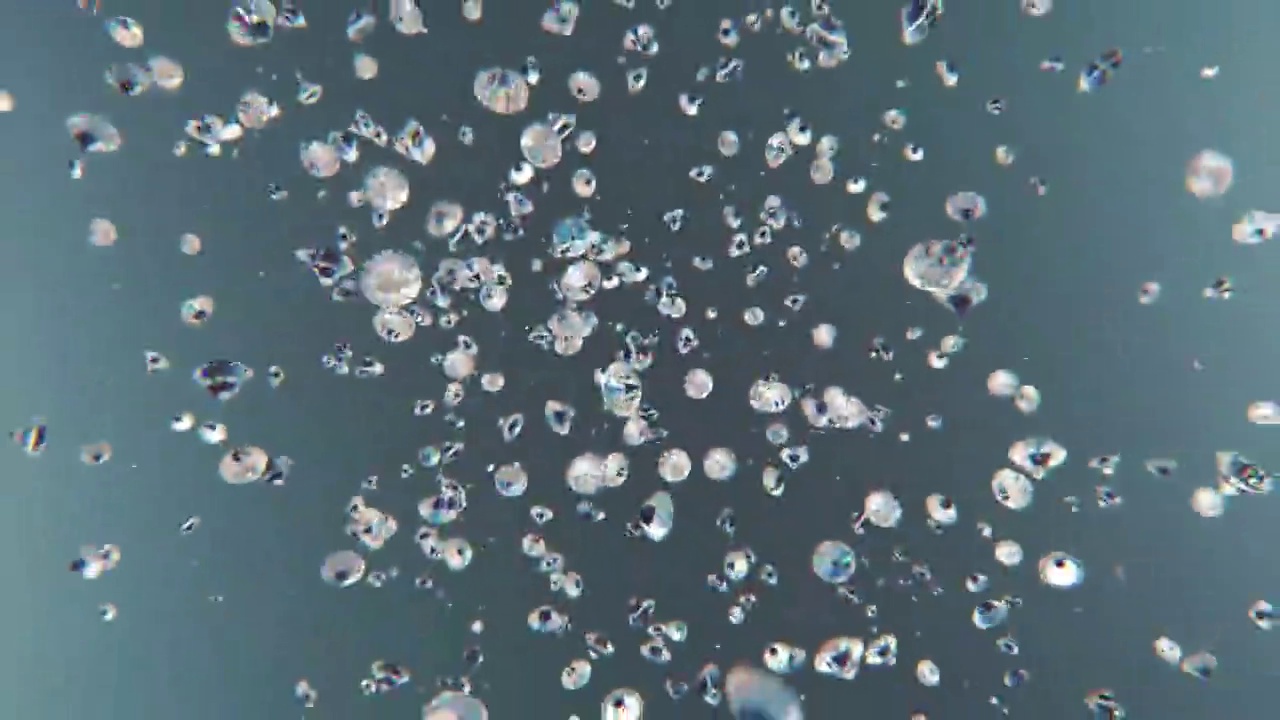 豪华钻石在4K慢镜头中跳跃视频素材