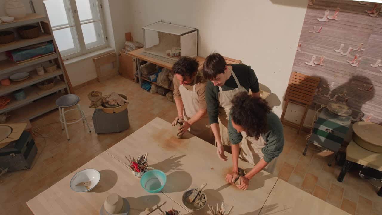 波特教两个男学生如何楔粘土视频素材