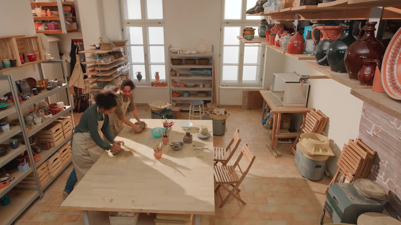 CS女学生在陶艺工作室学习楔粘土视频素材