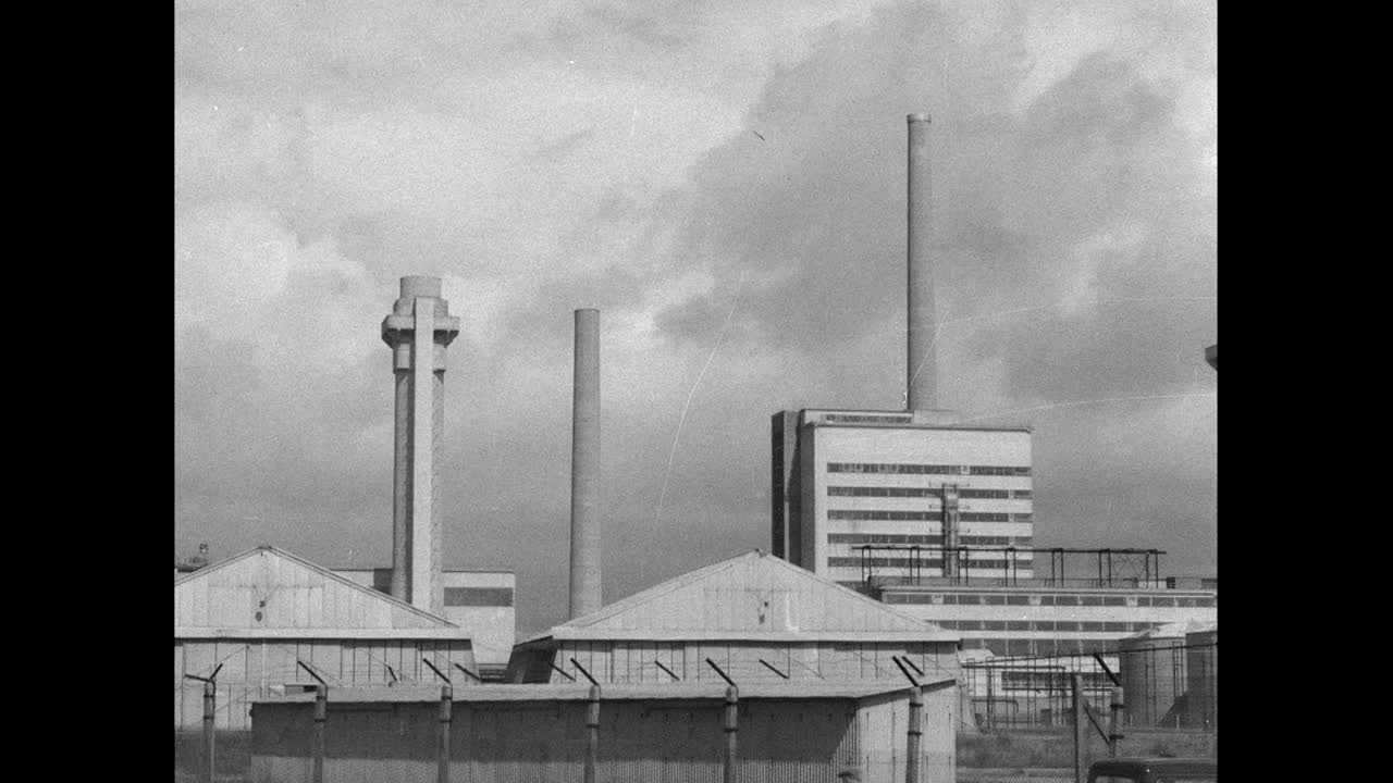 外Calder Hall电站和Windscale桩烟囱;1956视频素材