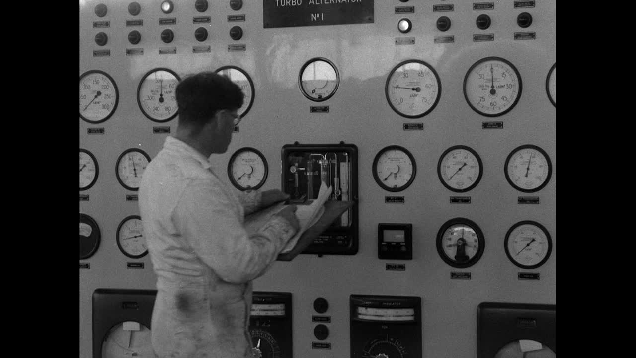 英国科学家检查核电站内的仪表;1956视频素材