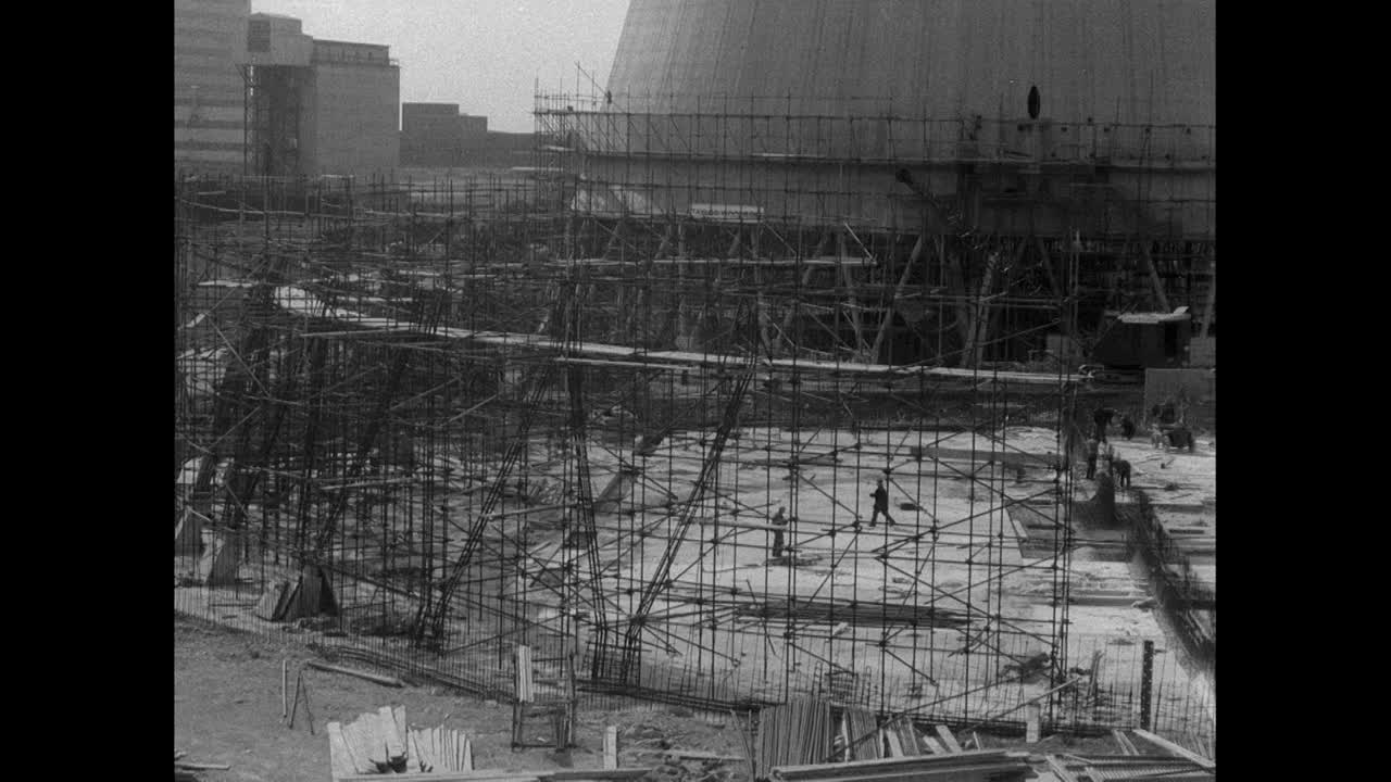 英国塞拉菲尔德正在建设的TU冷却塔;1956视频素材