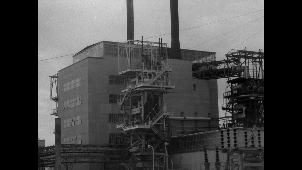 Exts Calder Hall核反应堆、输电线和冷却塔;1956视频素材