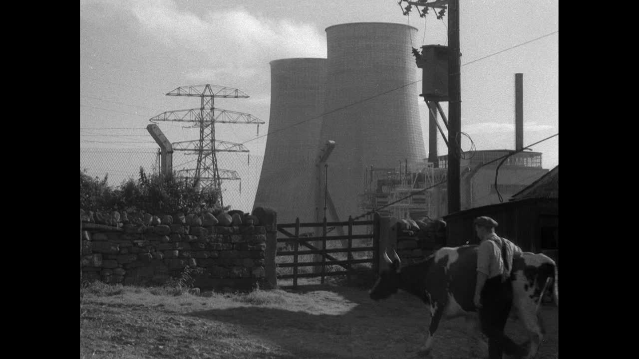 核电站正在农场旁边建设;1956视频下载
