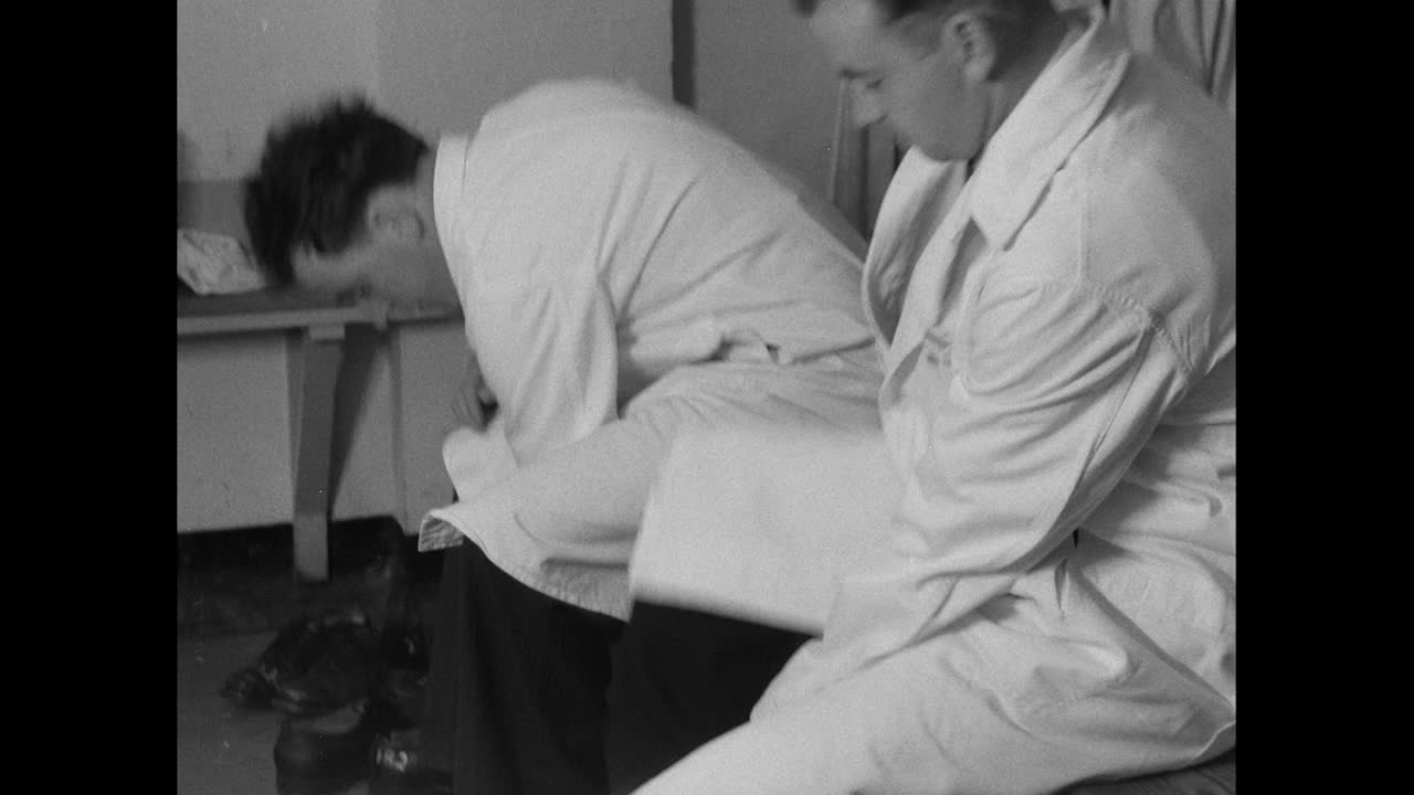 科学家检查核电站的辐射暴露;1956视频素材