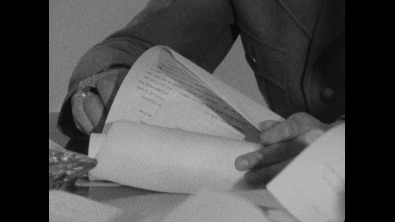 CU男手在会议期间看秘密文件;1964视频素材