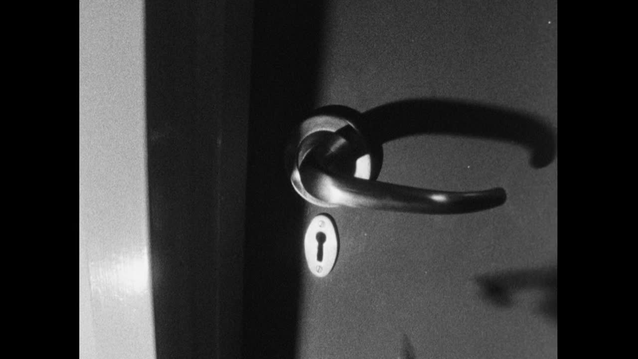 低照明环境下的大气CU钥匙开锁门;1964视频素材