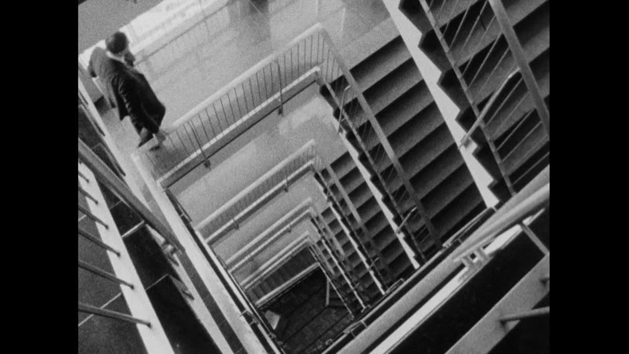人们走下楼梯，走过办公楼的走廊;1964视频素材